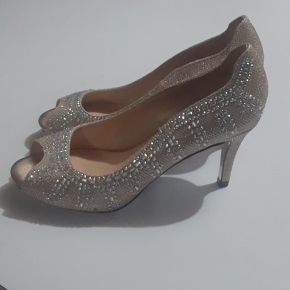 Gold heels with holographic sequence - Picture 2 of 3